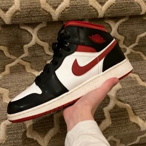 Jordan 1 mid Gym Red Black White
